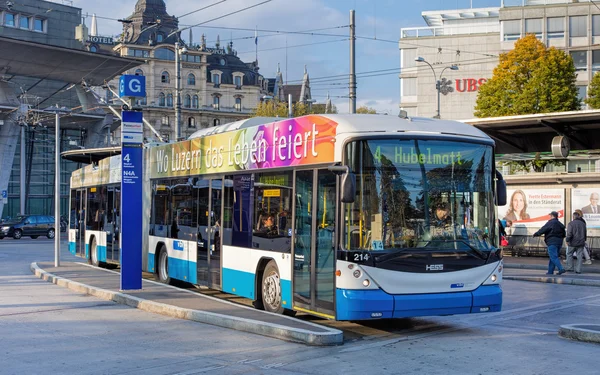 Trolley bus à la gare de Lucerne — Photo