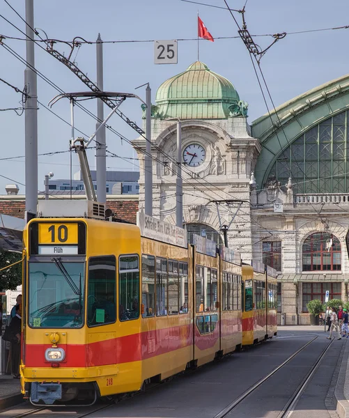 Tramwaj na przystanku przy placu Centralbahnplatz w Bazylei — Zdjęcie stockowe