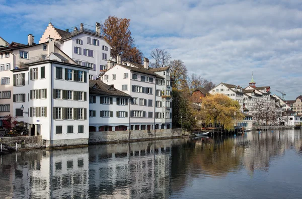 Visa Schipfe kvartalet och floden Limmat i Zürich — Stockfoto