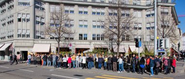 Açmak bir satış için bekleyenler