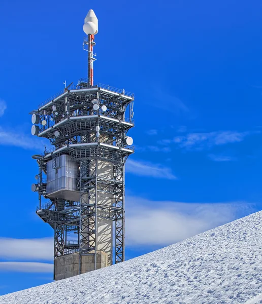 Telekommunikationen står hög på toppen av Mt. Titlis — Stockfoto