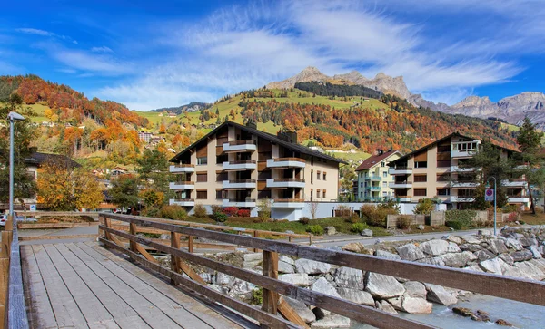 Wooden pedestrian bridge over the Engelberger Aa river — Stock Photo, Image