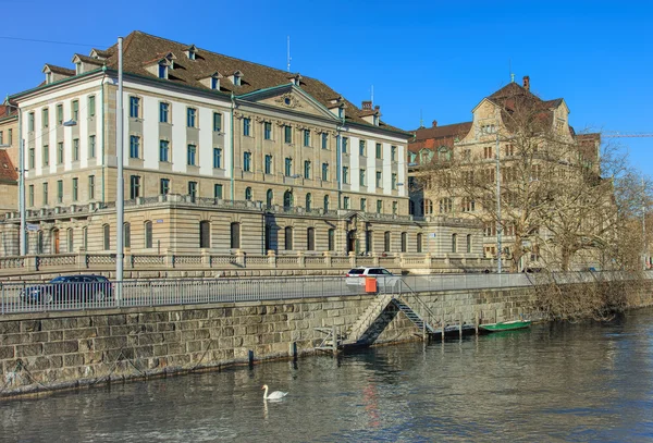 Das Gebäude der Stadtpolizei Zürich und der Limat — Stockfoto
