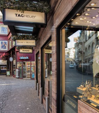 Zürih'te Street mağazaları ile Noel için dekore edilmiştir.