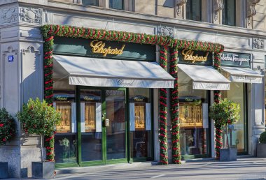 Bahnhofstrasse sokak üzerinde mağaza Noel için dekore edilmiştir.