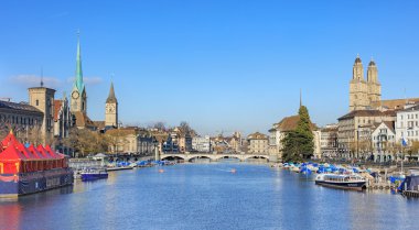 Zürih'te Limmat Nehri boyunca görüntülemek