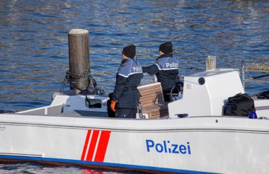 Polis Limmat Nehri üzerinde tekne