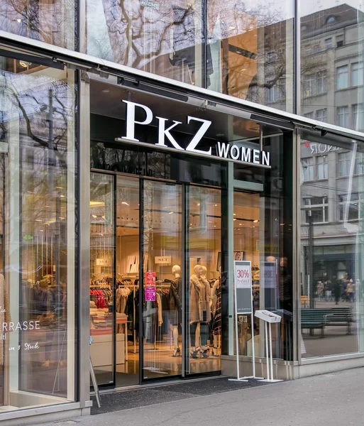 Вход в магазин PKZ Women на улице Банхофштрассе — стоковое фото