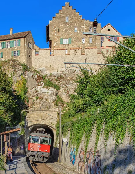 Tren que llega a través del túnel bajo el castillo de Laufen — Foto de Stock