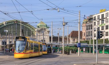 Centralbahnplatz Meydanı Basel'nda sarı tramvay