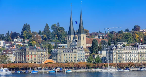 Kostel St. Leodegar a Nationalquai mola v Lucernu — Stock fotografie