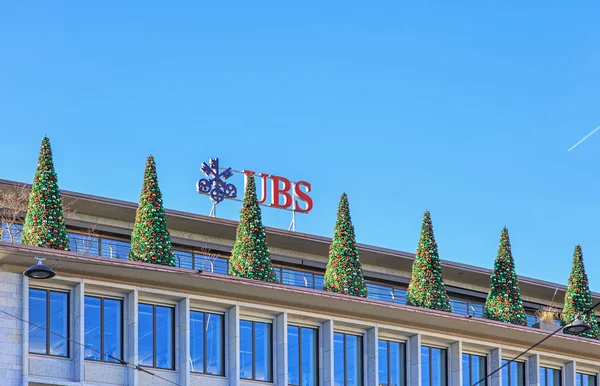 Árvores de Natal no topo do edifício da UBS — Fotografia de Stock