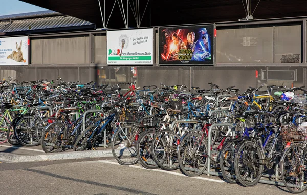 Cyklar parkerade på Zürich centralstation — Stockfoto