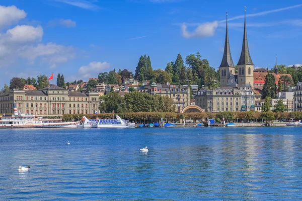 Pohled na město Lucern přes Lucernské jezero — Stock fotografie