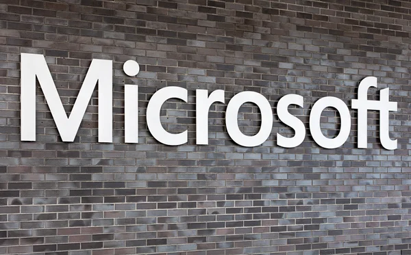 Microsoft Switzerland ofis binası duvarında oturum