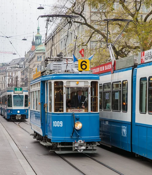 Tranvías en la calle Bahnhofstrasse en Zurich, Suiza — Foto de Stock