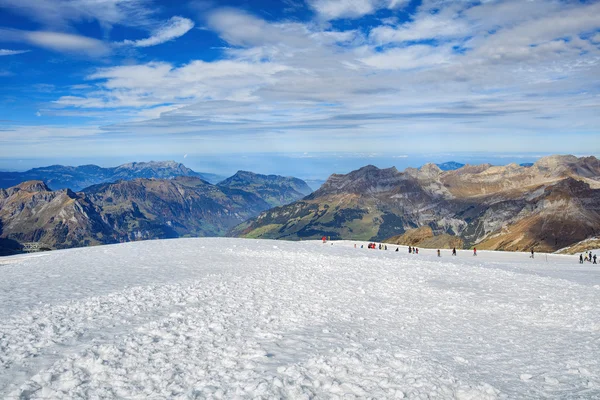 Kijk op de top van Mt. Titlis in de Zwitserse Alpen — Stockfoto
