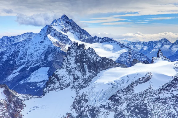 Вид с горы. Титлис в швейцарских Альпах — стоковое фото