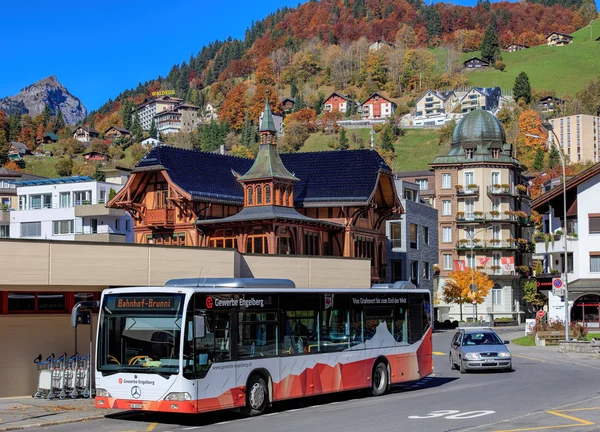 Autobús en la entrada de la estación de Engelberg — Foto de Stock