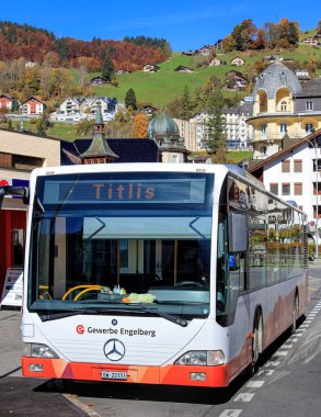 Engelberg tren istasyonu girişinde otobüs