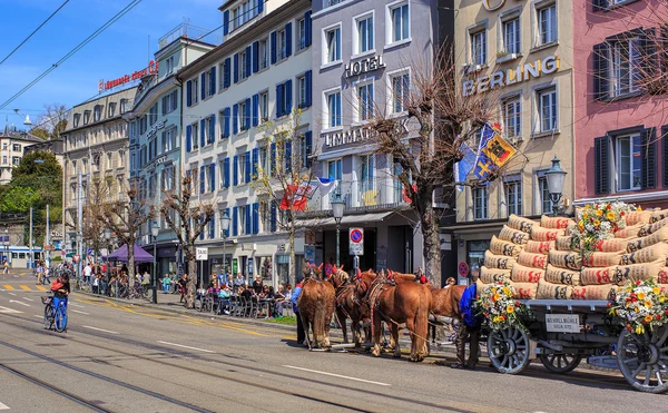 Kousek před Sechselauten přehlídka začíná Limmatquai quay — Stock fotografie