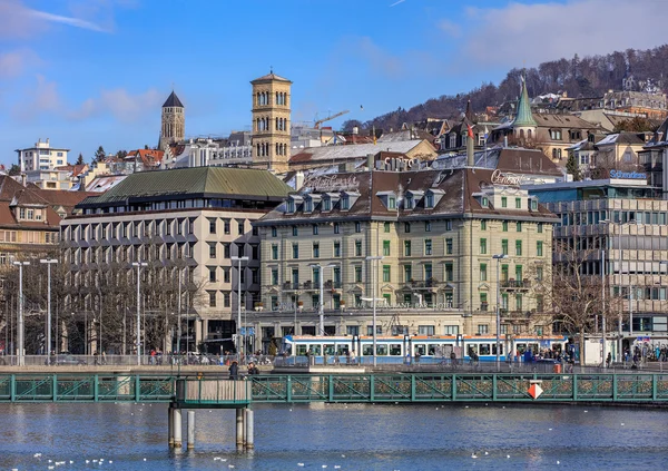 Piazza centrale e il ponte pedonale Muhlesteg a Zurigo — Foto Stock