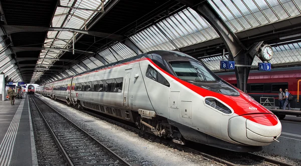 Treno alla stazione centrale di Zurigo — Foto Stock