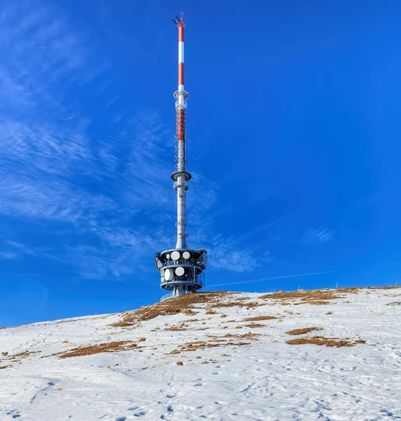 Telekommunikationen står hög på toppen av Mount Rigi — Stockfoto