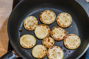 Kızarmış kabak ve kızartma tavası. Üst görünüm, yakın çekim