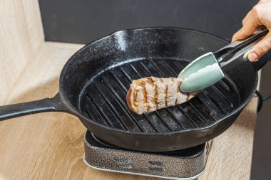 Dökme demir tavada kızarmış et.