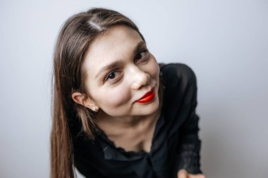 Kırmızı dudaklı ve büyük gözlü bir kızın büyük portresi. 