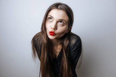 Kız kırmızı dudaklarıyla hava atıyor.