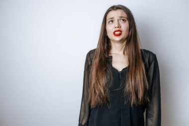 Hafif arka planda sıkıntılı bir kadının portresi