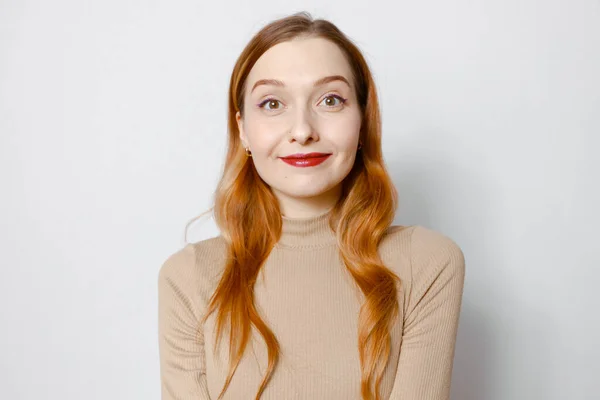 Retrato Una Sonriente Mujer Pelirroja Sobre Fondo Blanco —  Fotos de Stock