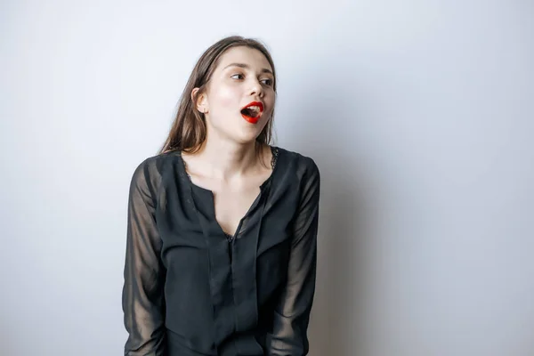Donna Con Labbra Rosse Aperto Bocca Sorpresa Contro Sfondo Grigio — Foto Stock