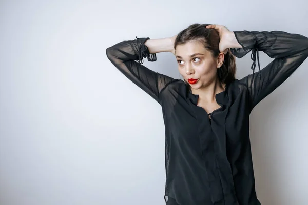 Una Morena Con Labios Rojos Toca Cabeza Sobre Fondo Gris —  Fotos de Stock