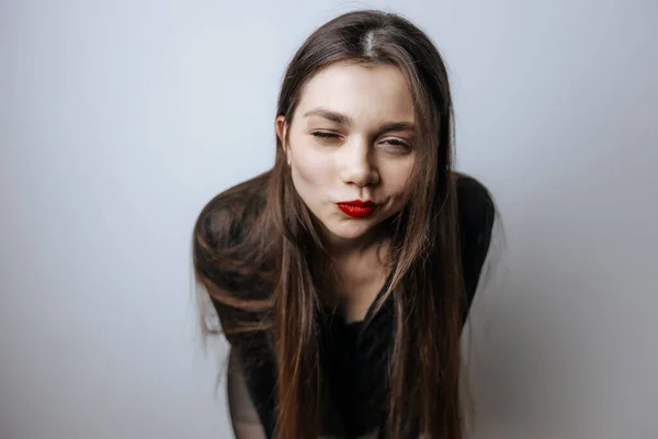 Beautiful Girl Red Lips Winks 배경에 초상화 — 스톡 사진