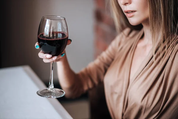 Jedna Kobieta Pije Czerwone Wino Restauracji — Zdjęcie stockowe