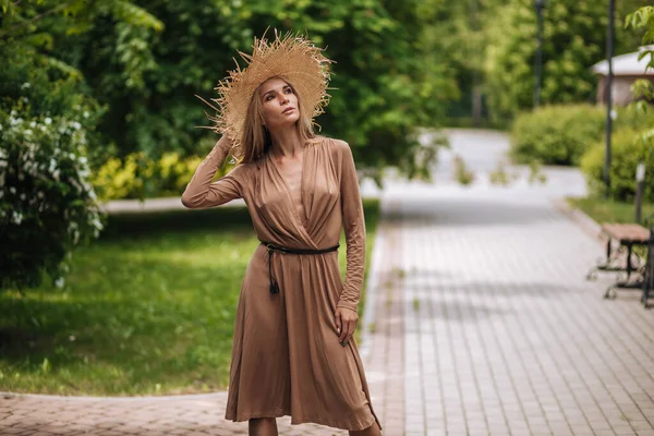 Uzun Kahverengi Elbiseli Hasır Şapkalı Bir Kadın Yaz Parkında Yürüyor — Stok fotoğraf