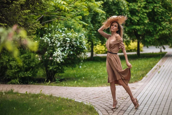 Una Mujer Con Vestido Largo Marrón Sombrero Paja Camina Parque — Foto de Stock