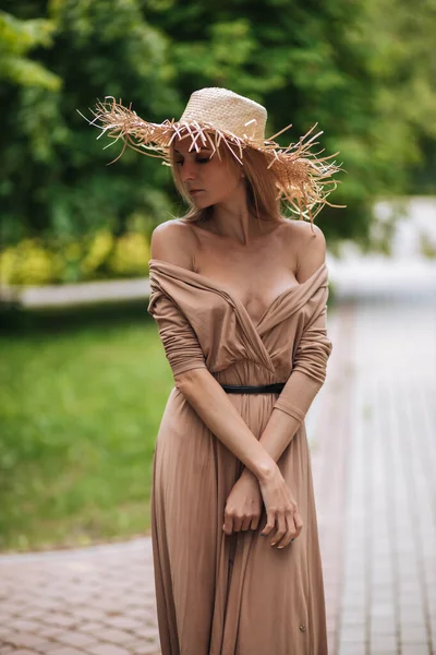 Kvinna Lång Brun Klänning Och Halmhatt Går Sommarpark — Stockfoto