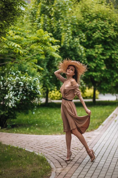 Una Donna Con Lungo Vestito Marrone Cappello Paglia Passeggia Parco — Foto Stock