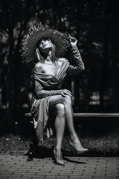 Контрастний Чорно Білий Портрет Сексуальної Гламурної Дівчини Капелюсі Сукні Природі — стокове фото