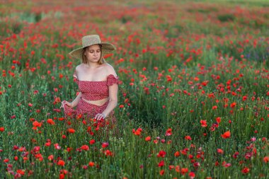 Haşhaş tarlasında bir kız.