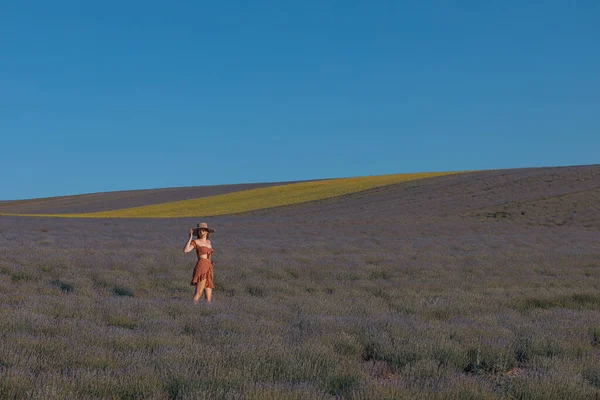 Uma Menina Caminha Através Campo Lavanda — Fotografia de Stock