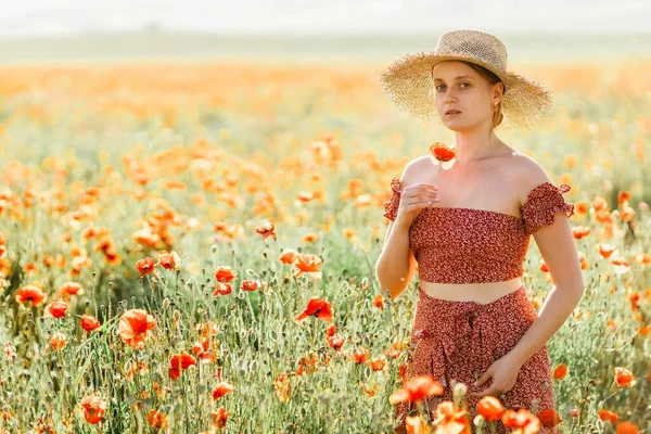 Una Ragazza Cammina Campo Papaveri Con Vestito Rosso Cappello Paglia — Foto Stock