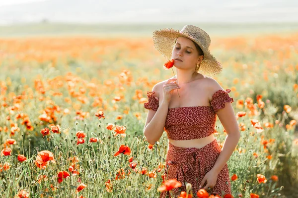 Una Ragazza Campo Papaveri — Foto Stock