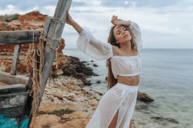 Sahildeki kırık bir gemide bir kadın