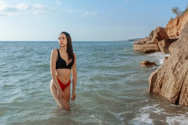 Kumsaldaki Seksi Güzel Kız — Stok fotoğraf