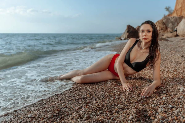 Sexig Vacker Flicka Baddräkt Ligger Stranden — Stockfoto